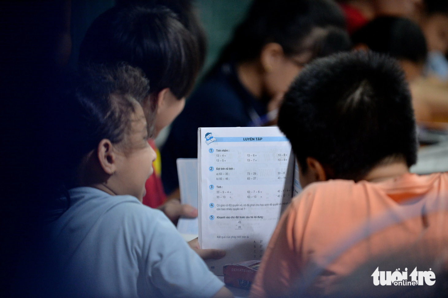 Buổi học đêm của các em học sinh có hoàn cảnh khó khăn - Ảnh: MINH ĐĂNG