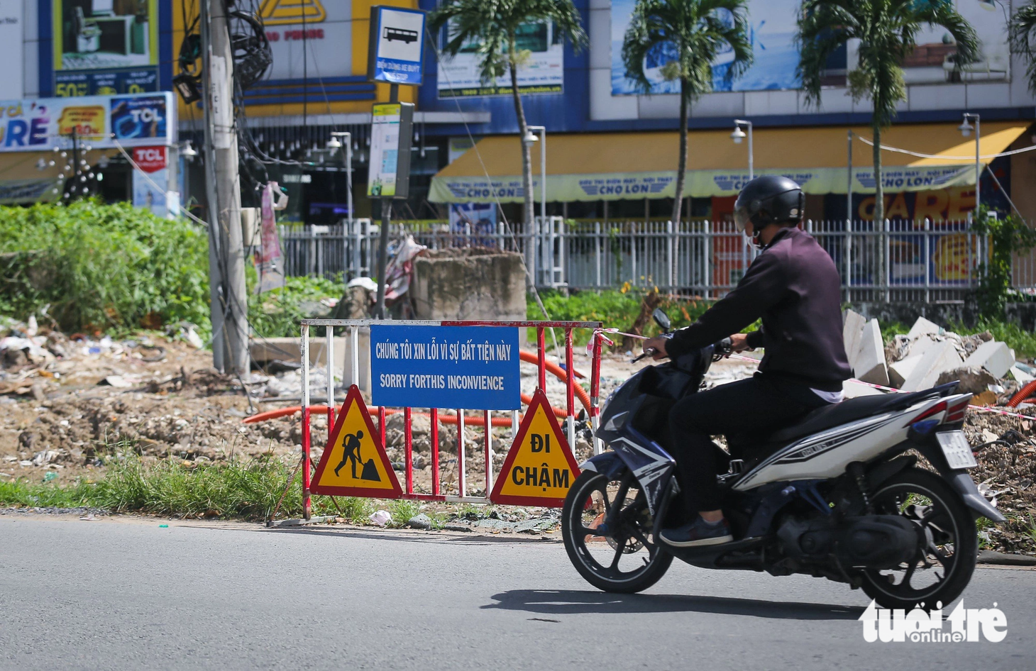 Dự án kéo dài trên đường Lương Định Của, TP Thủ Đức kèm theo lời xin lỗi sai khi dịch qua tiếng Anh - Ảnh: CHÂU TUẤN