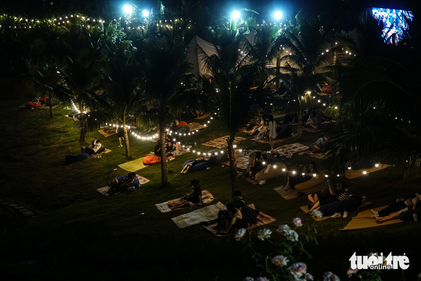 Giới trẻ Hà Nội đổ xô đến quán cà phê xuyên đêm tại Hồ Tây để "chill" cuối tuần - Ảnh: NGUYỄN HIỀN