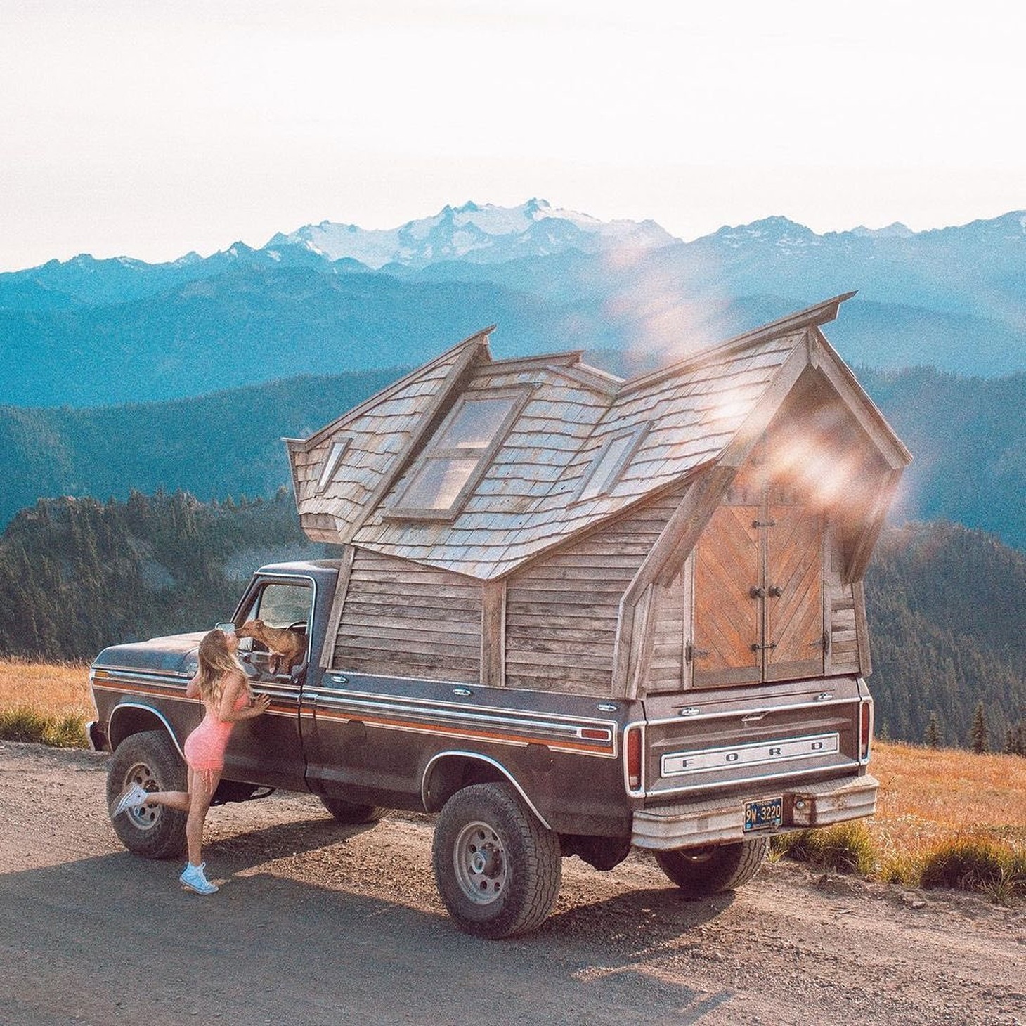 Jacob có nhiều công trình bằng gỗ trên mặt đất đáng chú ý. Nhưng Truck Cabin là "nhà gỗ di động" đầu tiên anh thực sự làm cho mình, và cũng là dự án đầu tiên làm chung với bạn gái. Cùng nhau, họ đi từ bờ biển này đến bờ biển khác, và quyết định sống trong đó luôn.