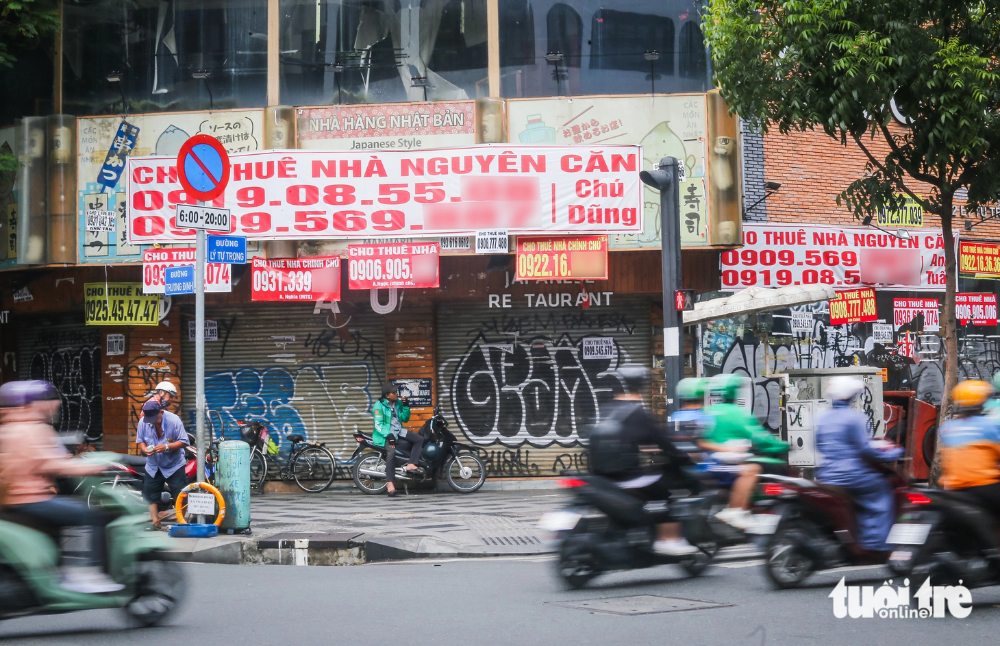 Ngã tư Trương Định - Lý Tự Trọng (quận 1) thành "ma trận" quảng cáo rao vặt - Ảnh: CHÂU TUẤN