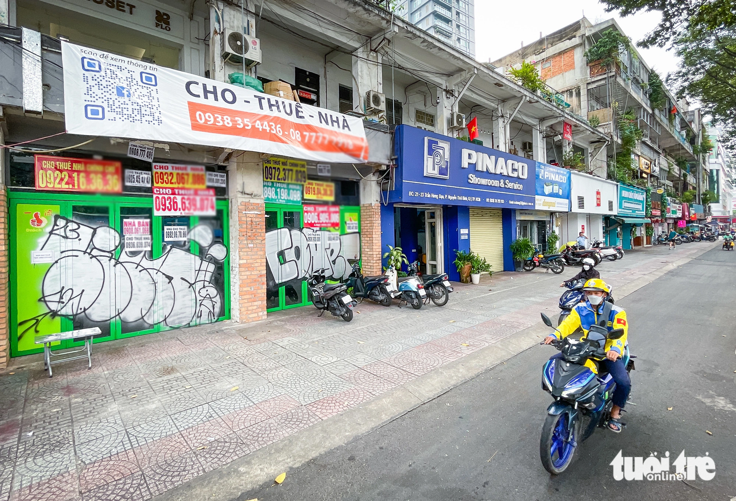Một dãy nhà ở đường Trần Hưng Đạo (quận 1) bị dán quảng cáo, rao vặt bủa vây. Kèm theo đó là hình vẽ nguệch ngoạc chẳng giống ai.