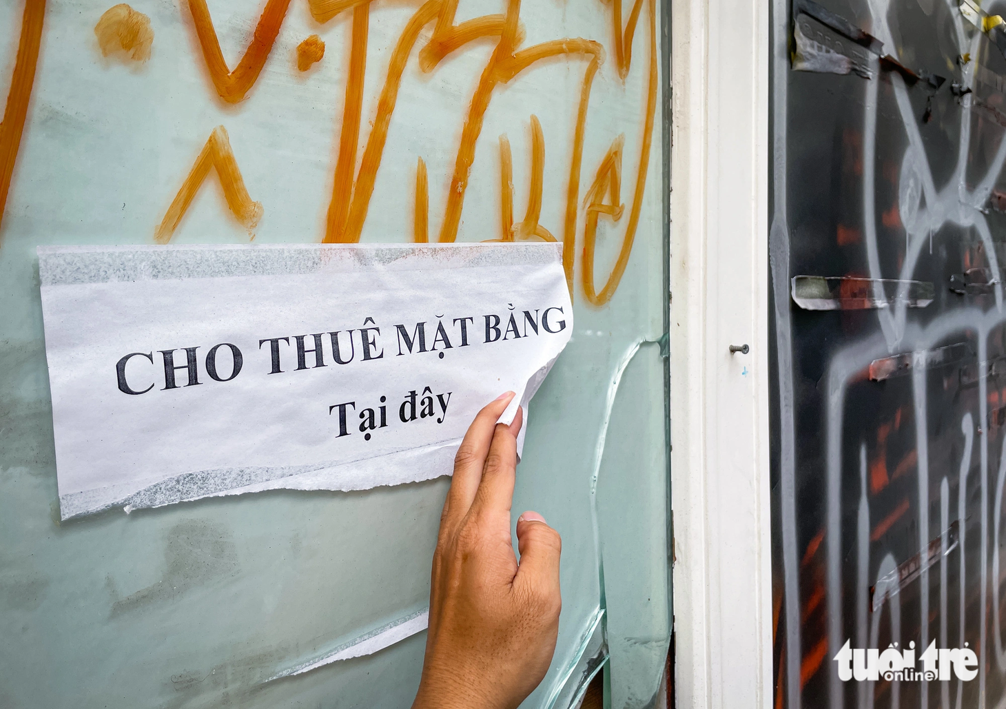 Hình ảnh miếng dán cho thuê mặt bằng hay cho vay tiền trả góp, hút hầm cầu xuất hiện nhan nhản khắp các mặt tiền trung tâm TP.HCM.