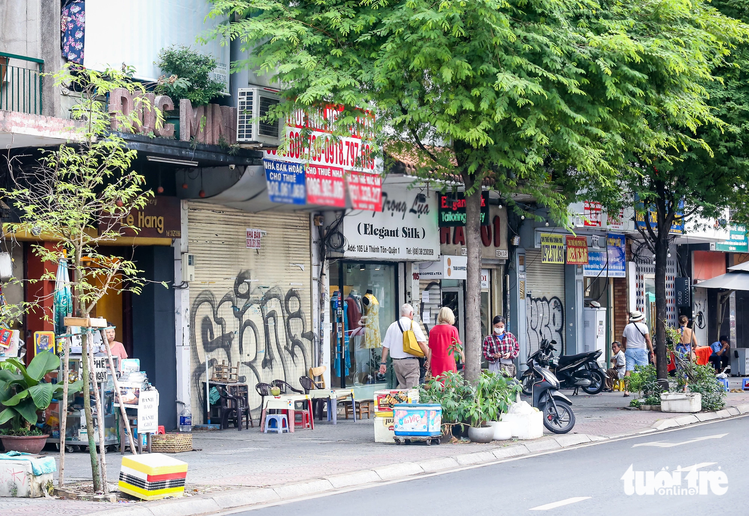 Bà Lệ thể hiện mong muốn TP không còn tình trạng dán tờ rơi trên các cột điện, tường rào và cho rằng nếu làm được việc này thì người dân sẽ ủng hộ rất nhiều. "TP.HCM xây dựng thành phố đô thị văn minh nhưng bước ra khỏi nhà lại thấy dán đầy rao vặt thì sao được", bà Lệ bày tỏ.