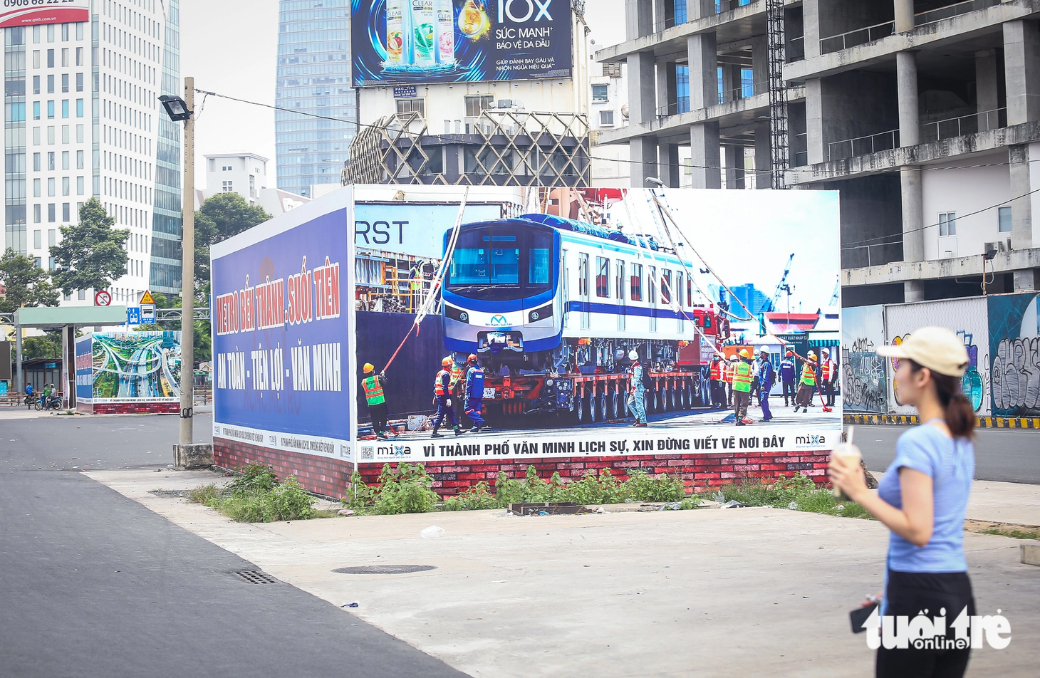 Khu vực trung tâm TP.HCM (trước chợ Bến Thành) vừa được in các dòng chữ tuyên truyền "vì thành phố văn minh lịch sự, xin đừng viết vẽ nơi đây", ghi nhận chiều 20-11.