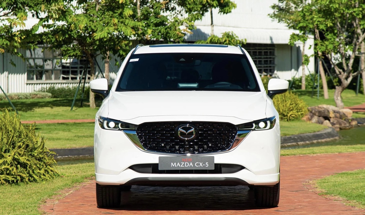 Mazda CX-5 có 2 tùy chọn động cơ, gồm động cơ 2.0L công suất 154 mã lực và động cơ 2.5L công suất 188 mã lực. Trong khi đối thủ Honda CR-V có gói Sensing trên cả 3 phiên bản thì Mazda CX-5 cũng bắt đầu "phổ thông hóa" i-Activsense khi đưa lên bản tầm trung Luxury. Tuy nhiên, bản Deluxe vẫn chưa có gói công nghệ này - Ảnh: Đại lý Mazda/Facebook