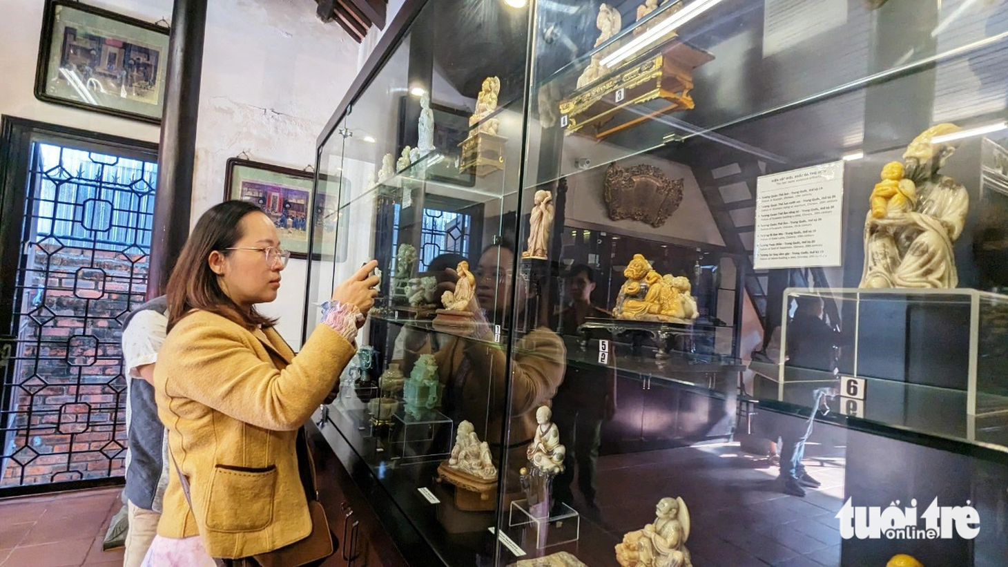 Triển lãm "Ngọc xuất danh sơn" thu hút rất đông người yêu cổ ngoạn tại Huế đến tham quan - Ảnh: NHẬT LINH