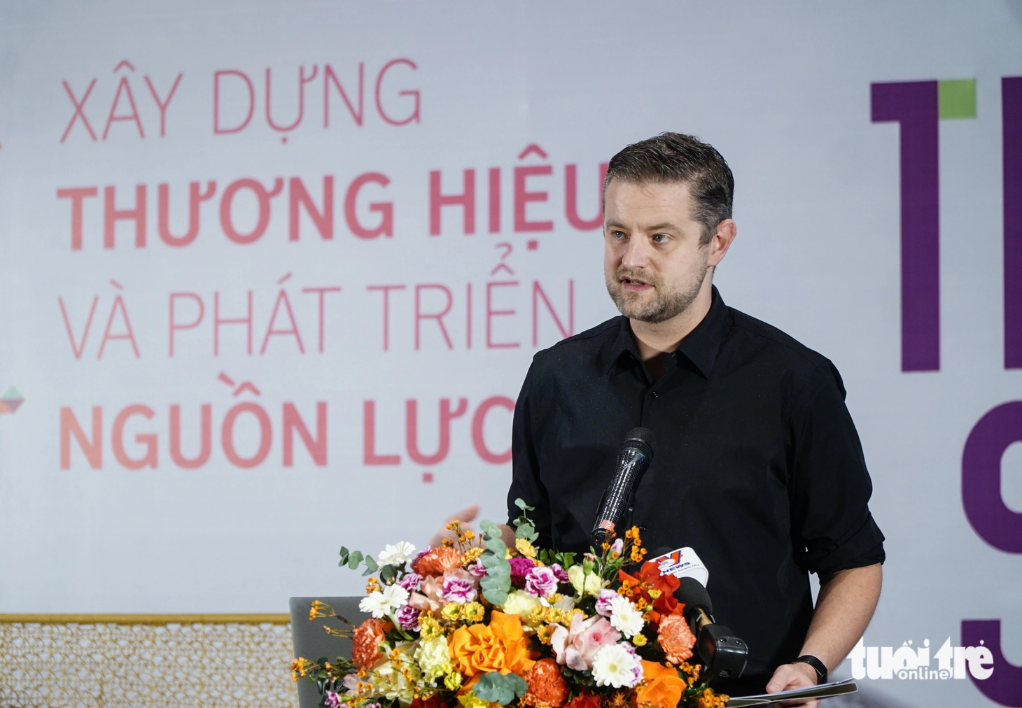 Anh Chris McCreery, nhà sáng lập và giám đốc nghệ thuật kiêm điều hành của Lễ hội khoa học Bắc Ireland, cho biết nghệ thuật đường phố là bản sắc riêng của thành phố âm nhạc UNESCO Belfast - Ảnh: NGUYỄN HIỀN