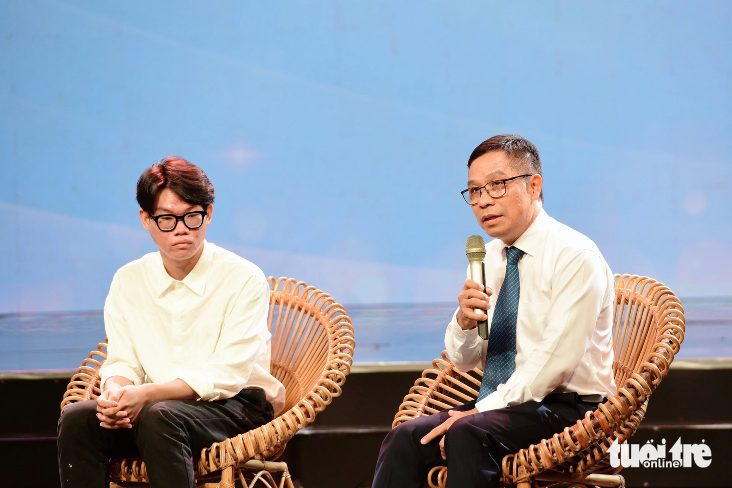 Anh Lê Nguyễn Minh Quang, chủ nhiệm Gia đình Vì ngày mai phát triển của báo Tuổi Trẻ, nhắn gửi tới các tân sinh viên hôm nay về mục tiêu phấn đấu, về hành trình "ăn quả nhớ trồng cây" - Ảnh: DUYÊN PHAN