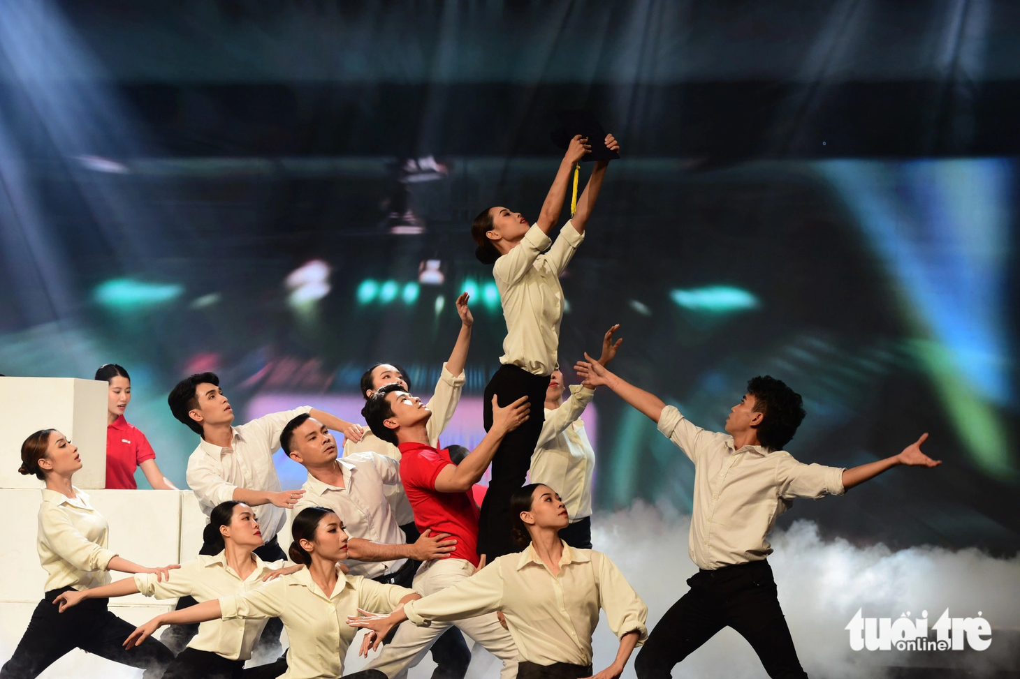 Mở đầu chương trình là ca khúc "Tuổi trẻ Miền Đông" của nhạc sĩ Trần Xuân Tiến, các nhạc cảnh "Hiện thực hóa ước mơ" do Shing Trần biên đạo - Ảnh: DUYÊN PHAN