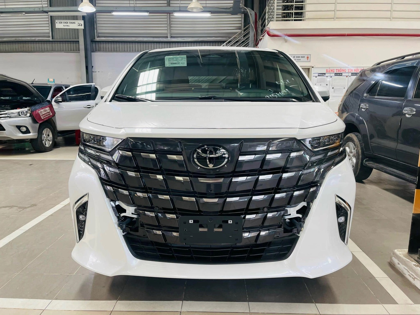 Đến thời điểm này, những chiếc Toyota Alphard 2024 đầu tiên đã có mặt tại đại lý. Theo thông tin từ tư vấn bán hàng, bản xăng sẽ được giao trước bản hybrid - Ảnh: Đại lý Toyota/Facebook