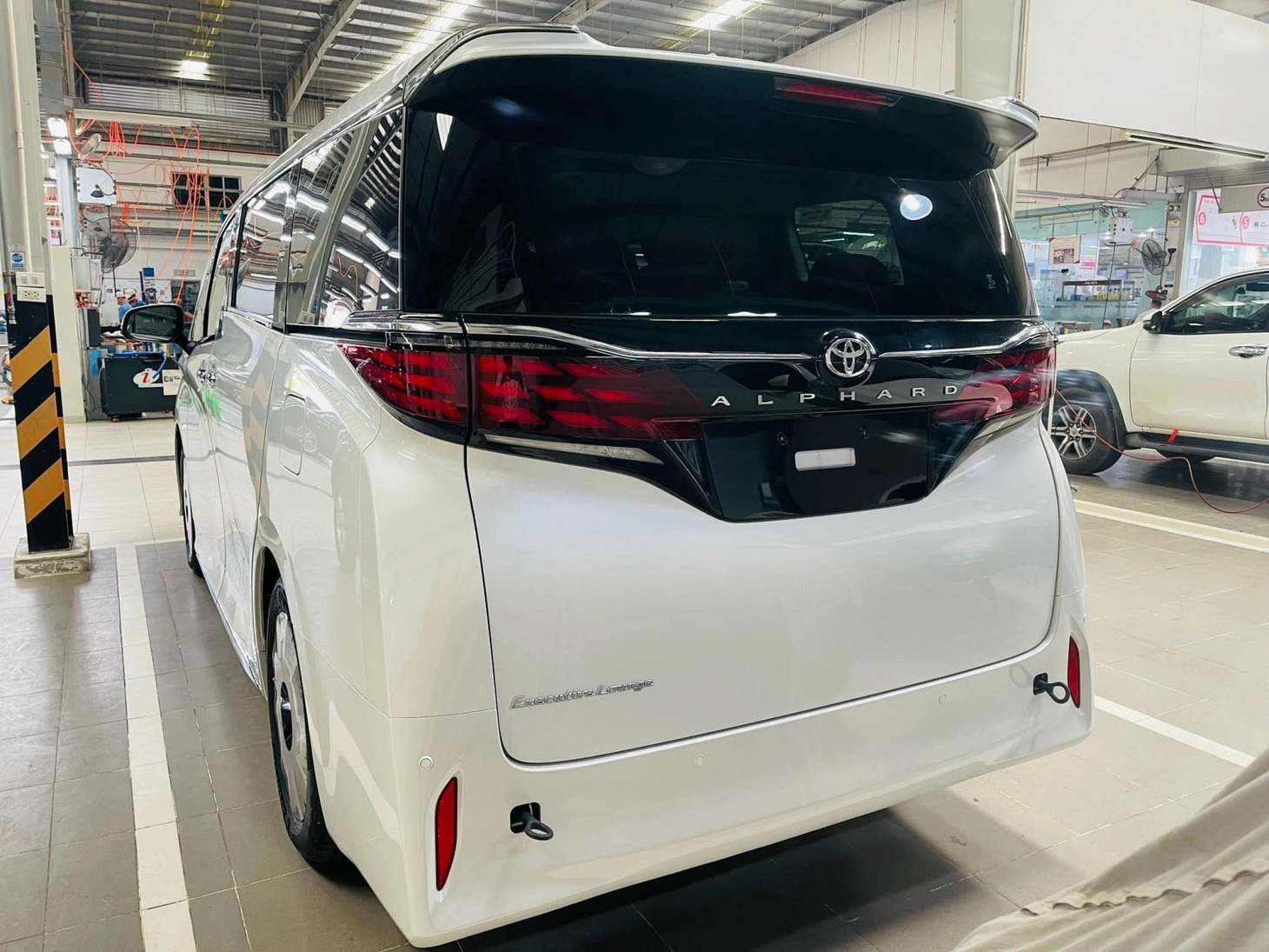 Toyota Alphard 2024 sử dụng nền tảng khung gầm mới là TNGA (mô đun) tương tự Sienna thế hệ thứ 4, Lexus LM thế hệ thứ 2 hay Crown Crossover… Với nền tảng này, Alphard mới được trang bị 2 tùy chọn động cơ. Máy xăng 2.4L tăng áp mới, kết hợp số tự động 8 cấp. Máy hybrid lai xăng - điện 2.5L cũng mới. Pin cho động cơ điện là loại NiMH. Động cơ hybrid này có cùng dung tích với Camry nên mức tiết kiệm nhiên liệu có thể gần tương đồng. Con số trên Camry là khoảng 4,6 lít xăng/100km - Ảnh: Đại lý Toyota/Facebook