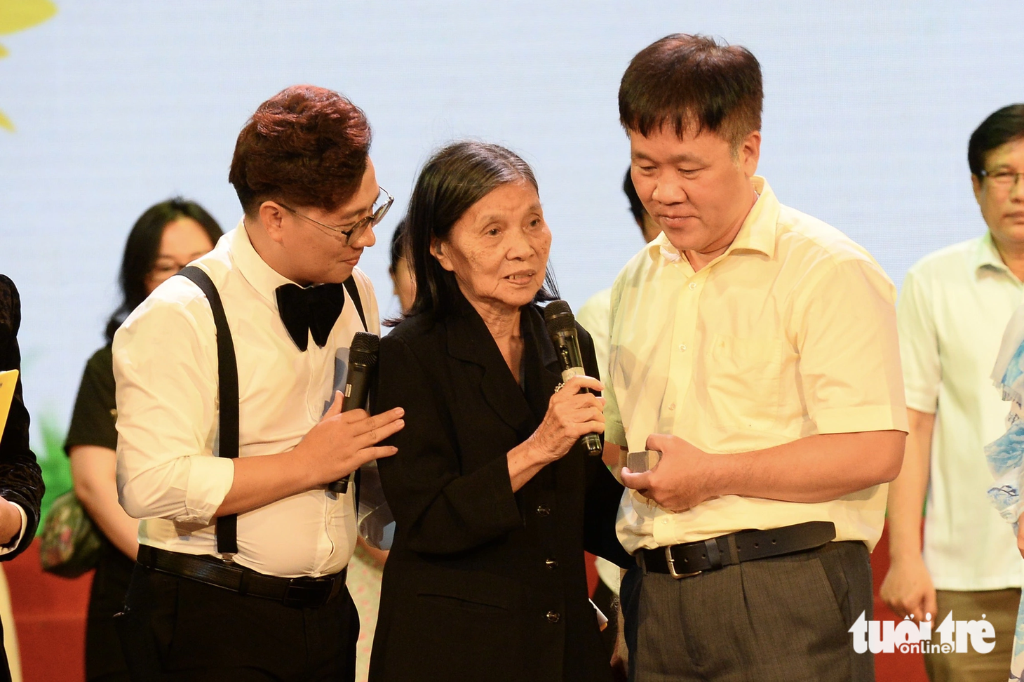 Má Ngọc, mẹ của Hướng Dương (người sáng lập Thư viện sách nói) từng trở thành đôi chân chở con gái đi mọi nơi để hoàn thành ý nguyện đem "ánh sáng" đến cho người mù - Ảnh: HẢI QUỲNH