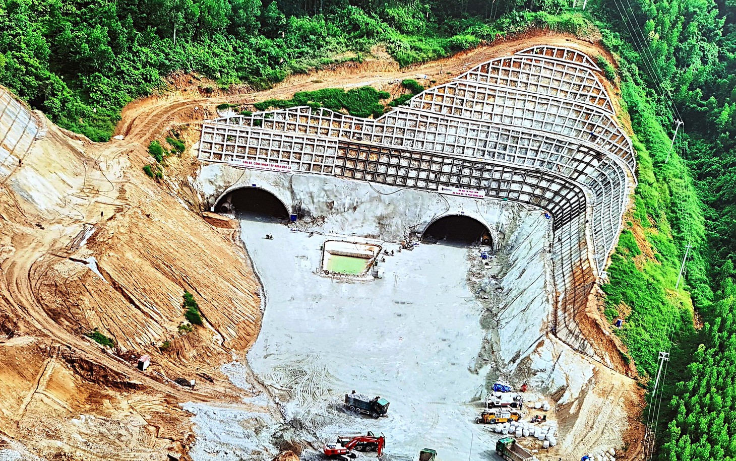 Hình hài cao tốc dần lộ diện với những tuyến hầm xuyên núi