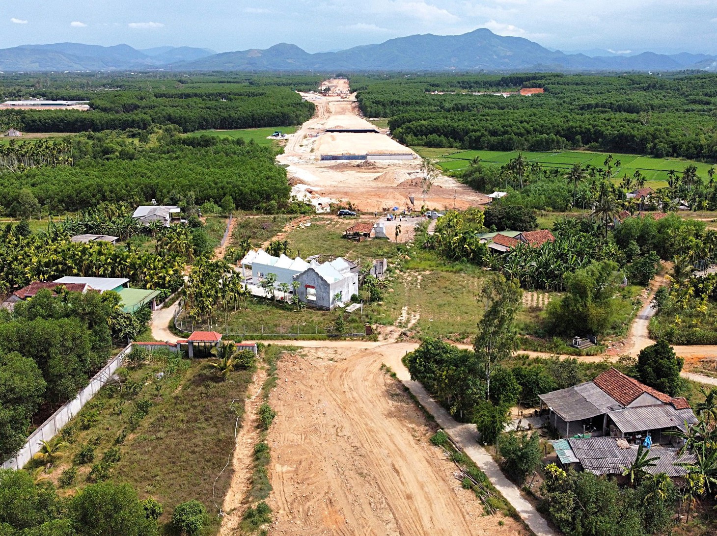 Điểm giải phóng mặt bằng ở huyện Nghĩa Hành sau khi bàn giao đất tái định cư nhường lại mặt bằng cho cao tốc nối liền một dải