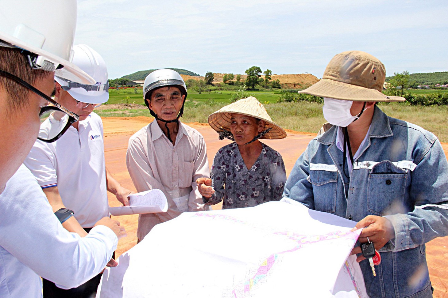 Cán bộ ban quản lý giải thích thực tế ngoài hiện trường cho người dân xã Phổ Nhơn ”dính” giải tỏa đền bù