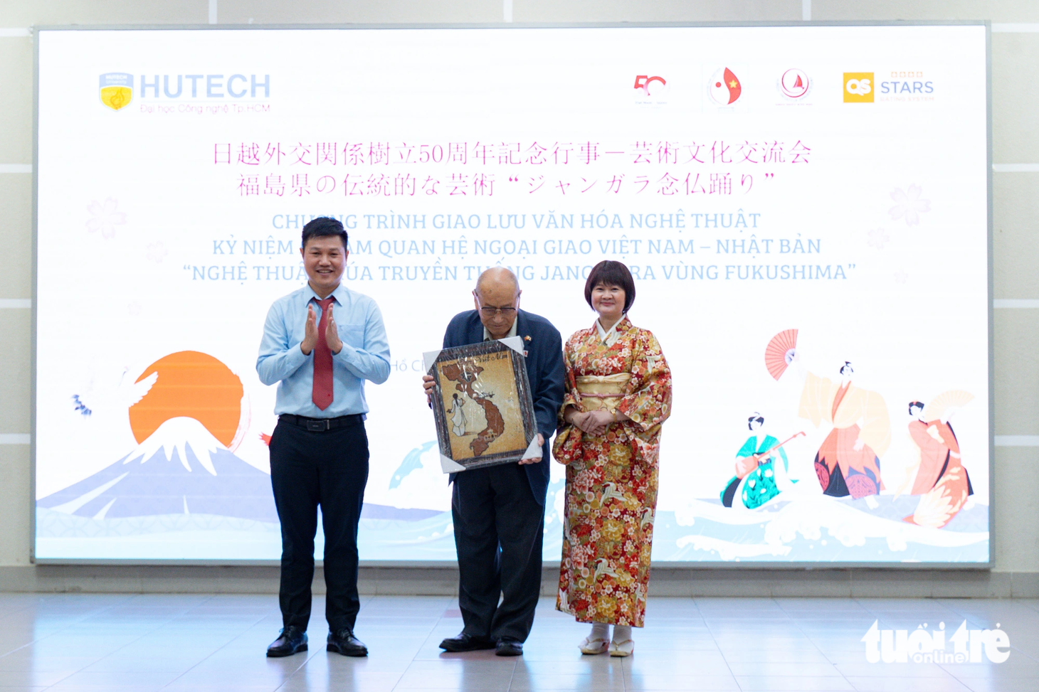 Chi hội Hữu nghị khoa Nhật Bản học HUTECH, cô Hồ Tố Liên - trưởng khoa Nhật Bản học - tặng quà lưu niệm cho Chi hội Hữu nghị Fukushima - Việt Nam