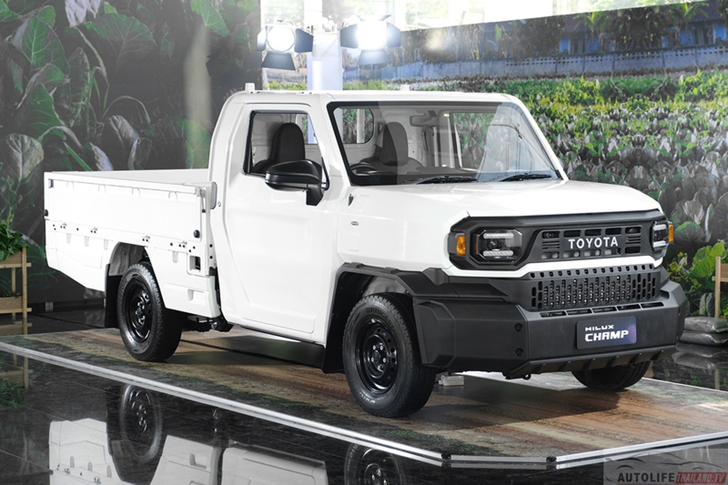 Toyota Hilux Champ vừa ra mắt nhưng đã gây tiếng vang lớn trong cộng đồng xe quốc tế. Dòng tên này chứng minh là một mẫu xe thành công không cần nhanh, đắt hay quá tân tiến - Ảnh: Headlightmag