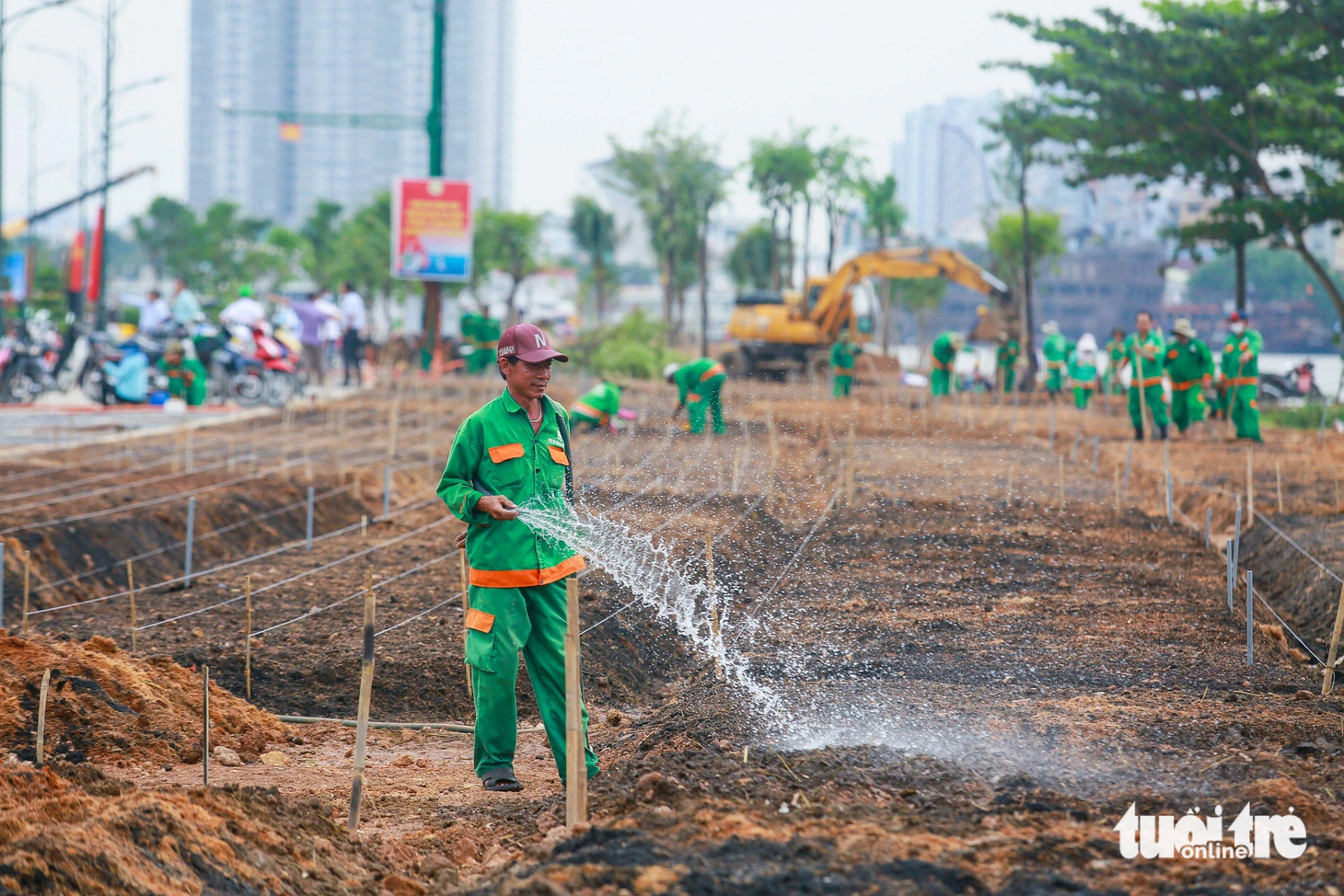 Nhiều khoảng đất được cải tạo để trồng hoa, bờ sông Sài Gòn phía Thủ Thiêm hứa hẹn rực rỡ vào dịp năm mới sắp tới - Ảnh: LÊ PHAN