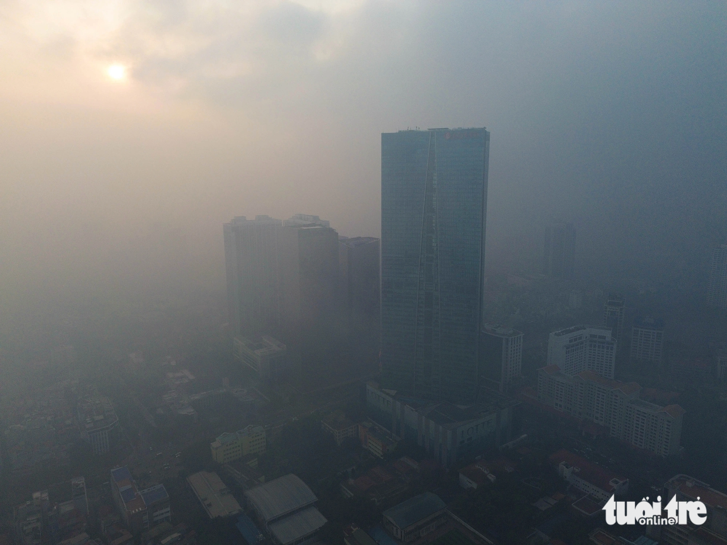 Mặt trời lên cao, tòa nhà cao thứ 2 Hà Nội vẫn ẩn khuất sau lớp sương mờ đục&nbsp;