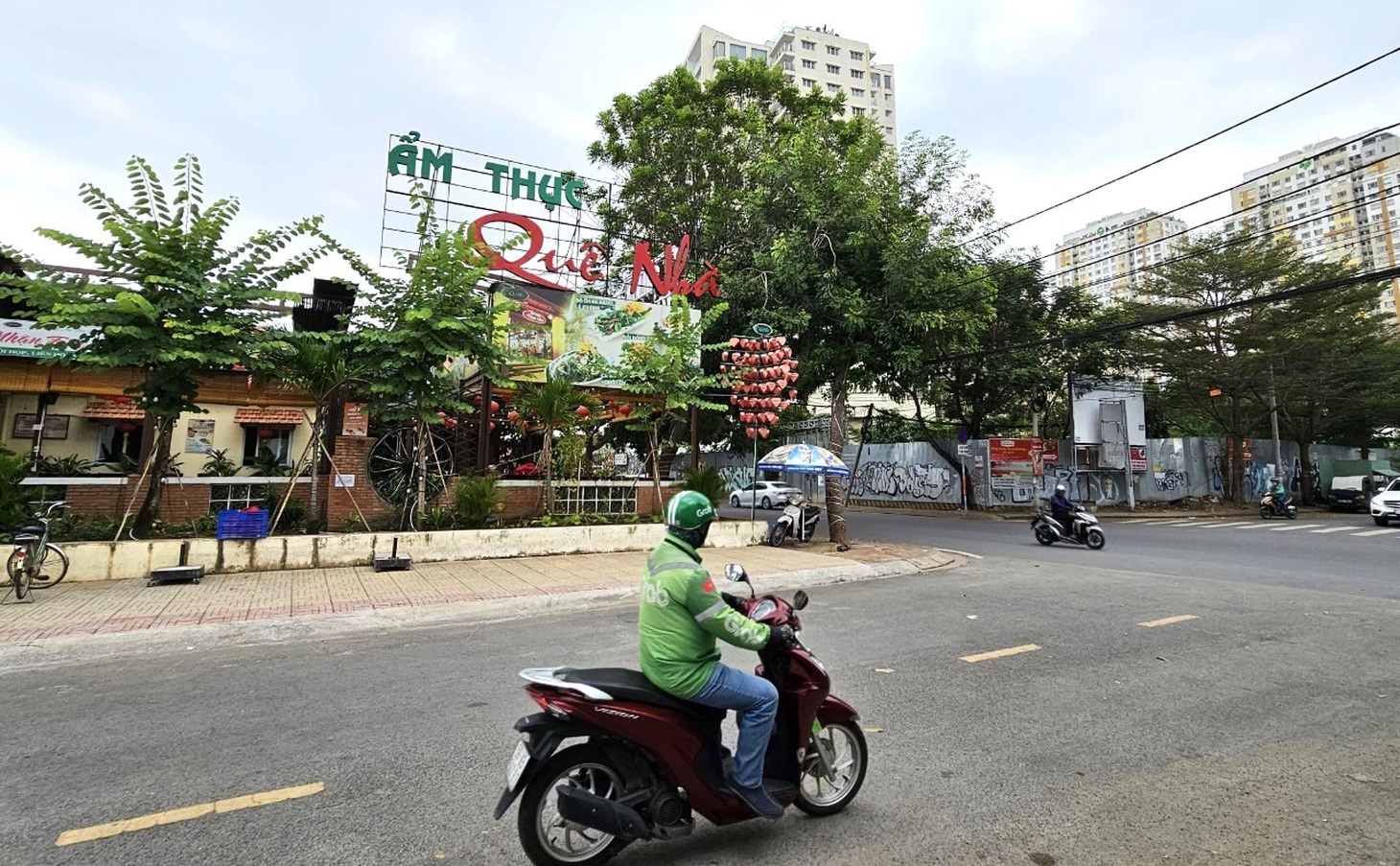Quán Quê Nhà được xây dựng không phép và đưa vào sử dụng (tháng 12-2022). Theo hồ sơ lưu trữ tại UBND phường Thảo Điền công trình xây dựng không phép với diện tích 310m2. Tuy nhiên kết quả thanh tra cho thấy ngoài diện tích trên thì quán ăn này phát sinh thêm 350m2 xây dựng không phép. Công trình này UBND phường chưa lập hồ sơ xử lý.