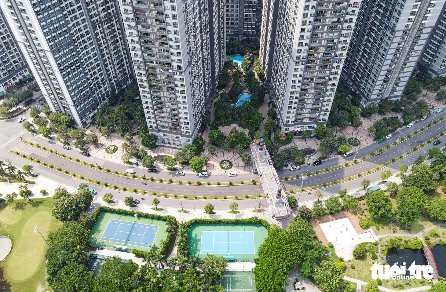 Phía khu Vinhomes, có một con đường rộng rãi (Trần Trọng Kim) kéo thẳng từ cầu Sài Gòn đến bức tường thì khựng lại