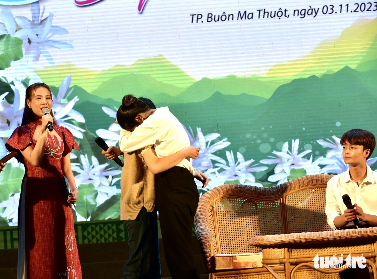 Chị của tân sinh viên Ka Xuân lên sân khấu cảm ơn em gái đã giúp mình học đại học - Ảnh: T.T.D.