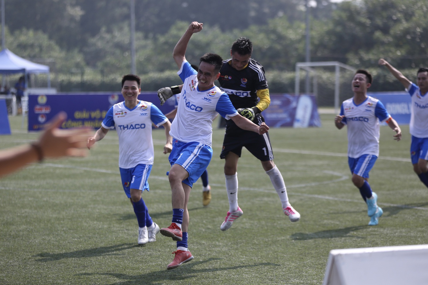 Màn ăn mừng cảm xúc của Công đoàn Hà Nội 1 khi có trận hòa kịch tính 2-2, sau khi đã bị dẫn 0-2 trước Công đoàn Công ty Hàng không Việt Nam - Ảnh: HOÀNG TÙNG