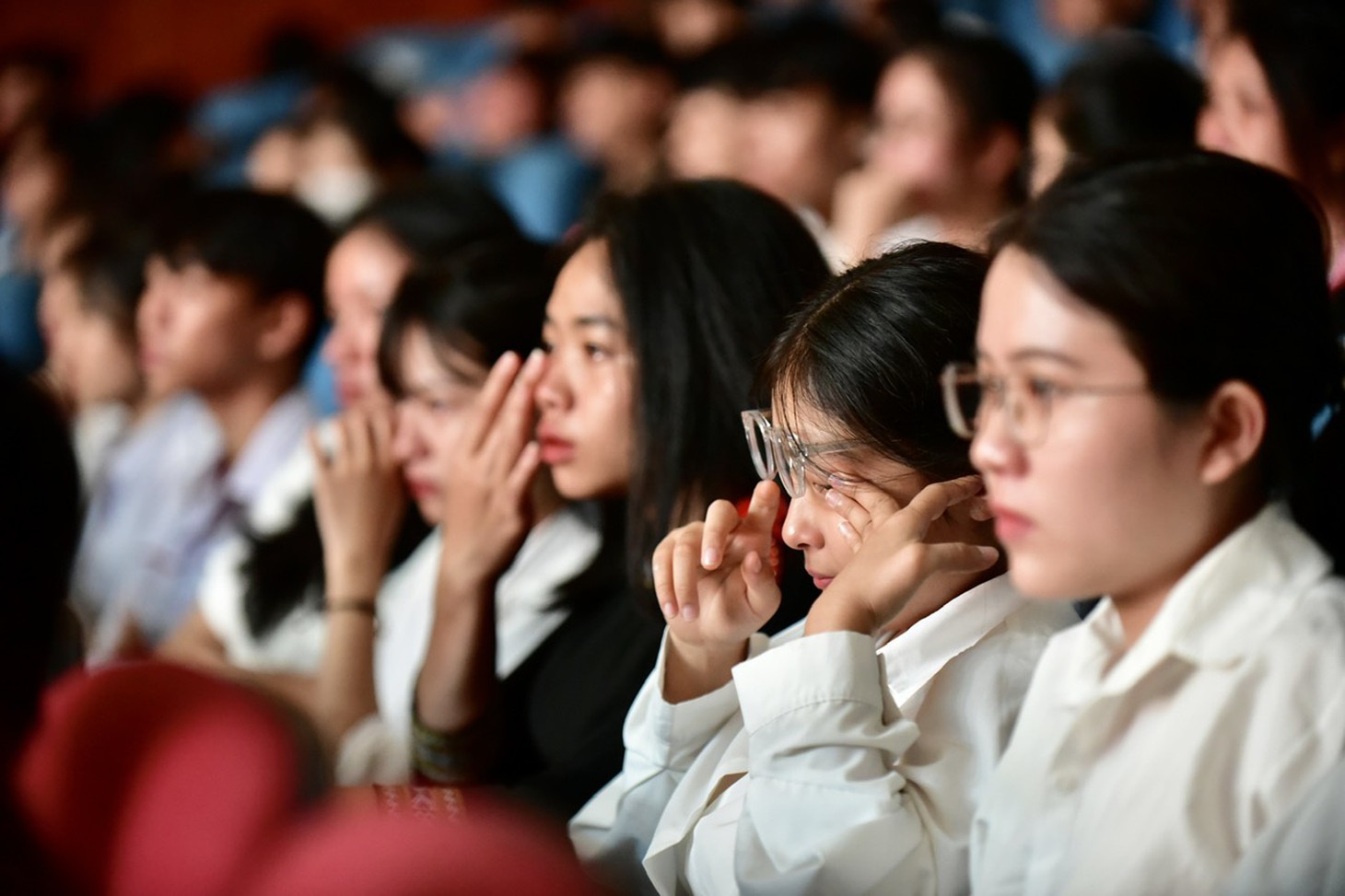 Những giọt nước mắt xúc động tại lễ trao học bổng Tiếp sức đến trường 2023 khu vực 5 tỉnh Tây nguyên, diễn ra tại thành phố Buôn Ma Thuột, Đắk Lắk tối 3-11 - Ảnh: T.T.D.