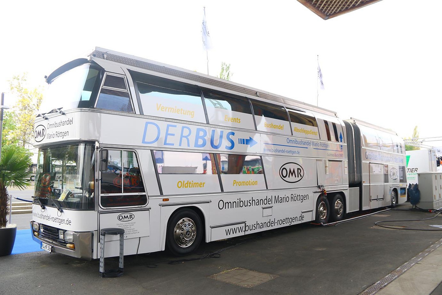 Nhìn từ bên ngoài, DerBus vẫn là chiếc Jumbocruiser cũ mà Neoplan đã giao cho Globus Travel vào năm 1975, ngoại trừ dòng chữ màu xanh lam xuyên suốt. Tuy nhiên, bên trong không còn bóng dáng của xe buýt nữa, bởi DerBus chẳng khác gì một căn nhà di động khổng lồ, với chỗ ngồi cho 35 người và có thể tổ chức tiệc tùng cho hơn 100 khách, chỗ ngủ cho 6 người. Thậm chí, nếu muốn, DerBus có thể trở thành văn phòng cho một công ty nhỏ - Ảnh: INF