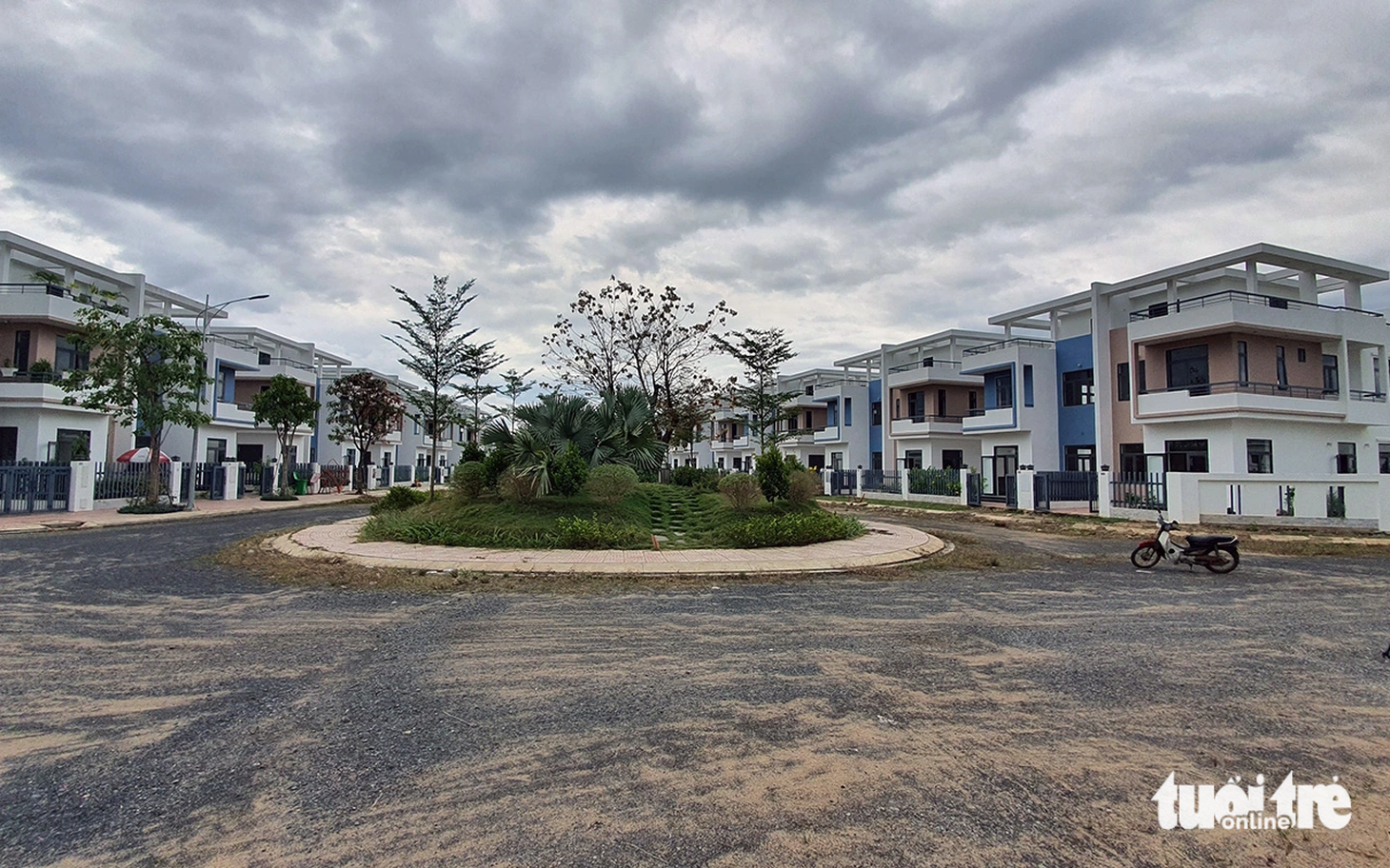 Đến tháng 10-2020, dù dự án còn một phần đất cao su chưa thực hiện công tác bồi thường, chưa chuyển đổi mục đích sử dụng đất, tuy nhiên Công ty LDG đã triển khai san nền, xây dựng hoàn hiện hệ thống hạ tầng kỹ thuật đạt tỉ lệ khoảng 60% và xây dựng hoàn thiện phần thô 488 căn nhà - Ảnh: HÀ MI