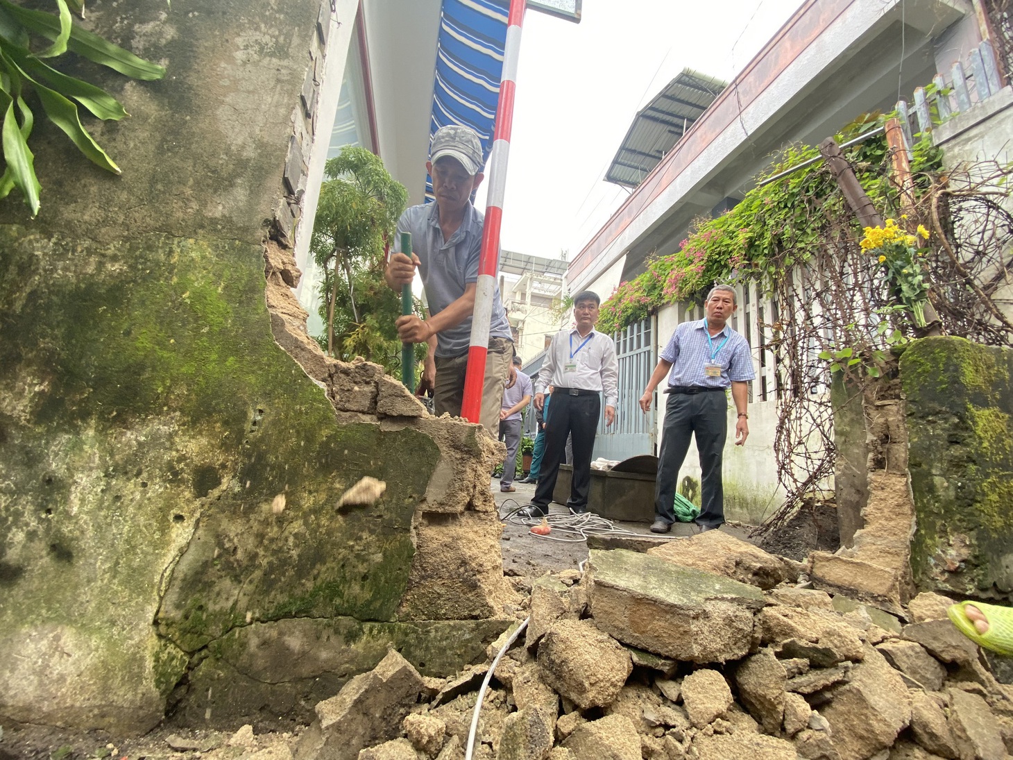 Bức tường ngăn cách hai kiệt bị đập bỏ.