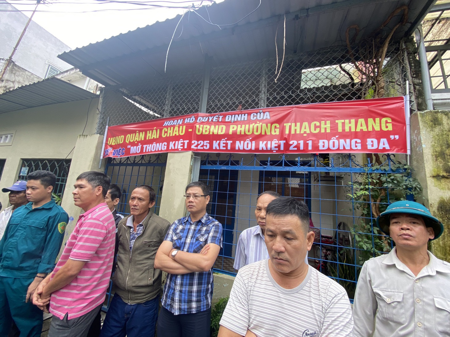 Người dân treo băng rôn ủng hộ việc phá bỏ bức tường của chính quyền phường, quận.