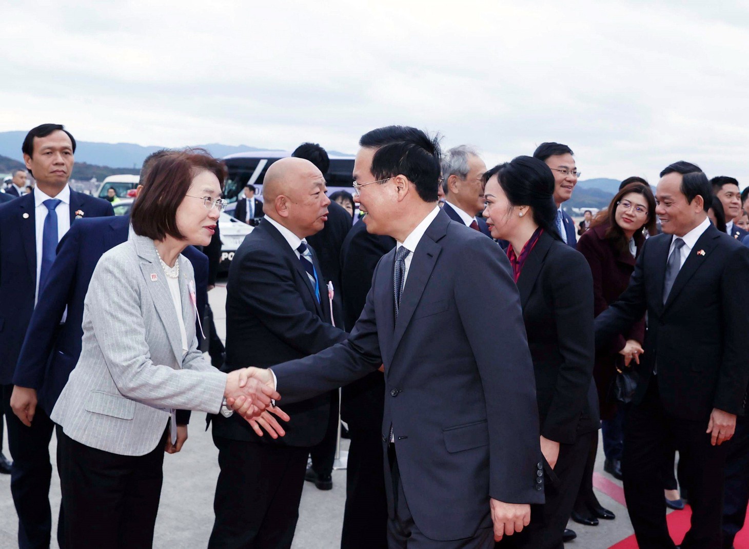 Chủ tịch nước Võ Văn Thưởng và phu nhân bắt tay chào đại diện chính quyền Fukuoka ra tiễn - Ảnh: TTXVN
