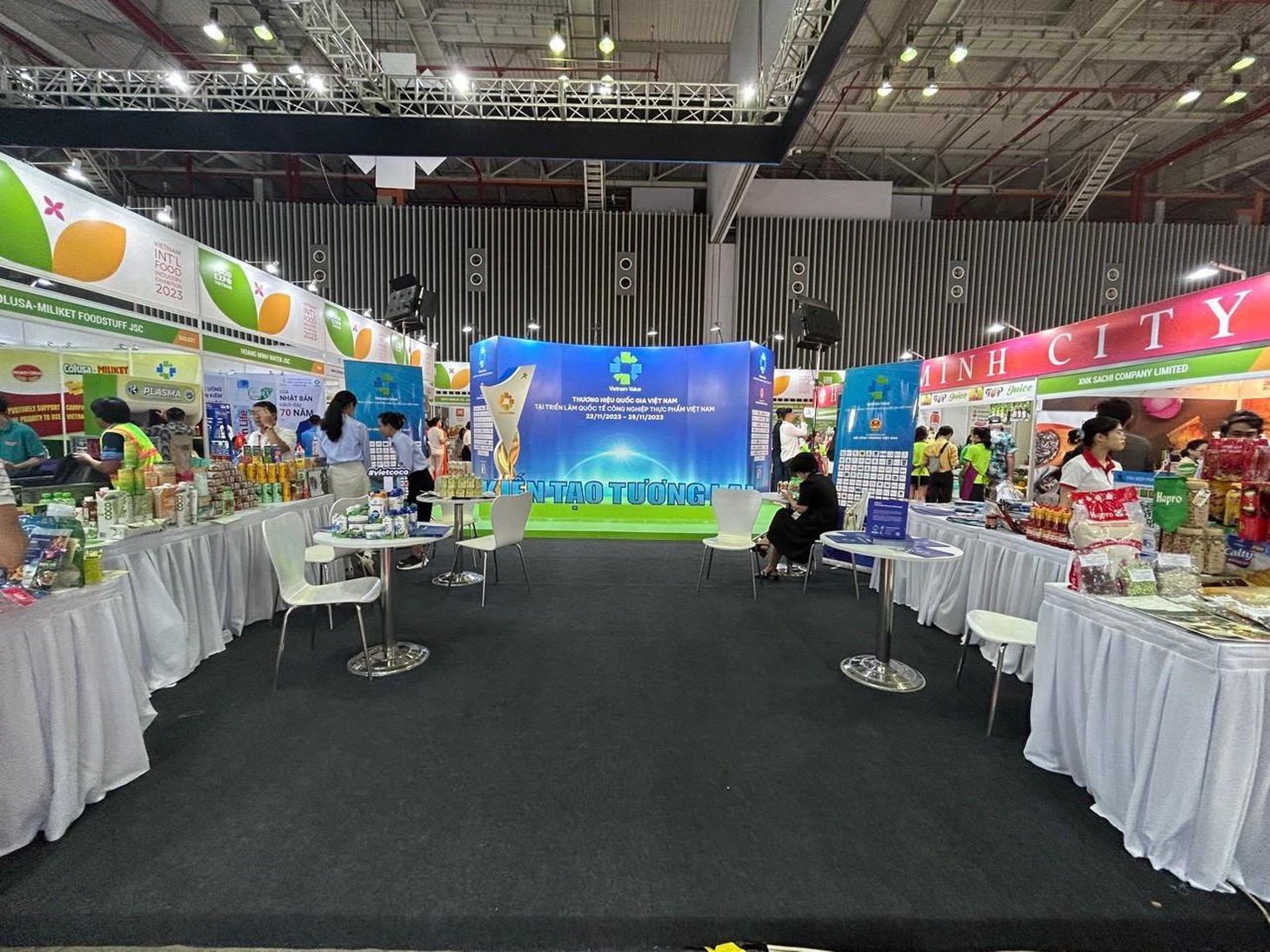 Khu trưng bày sản phẩm "Thương hiệu quốc gia Việt Nam Pavillion" tại Vietnam Foodexpo 2023