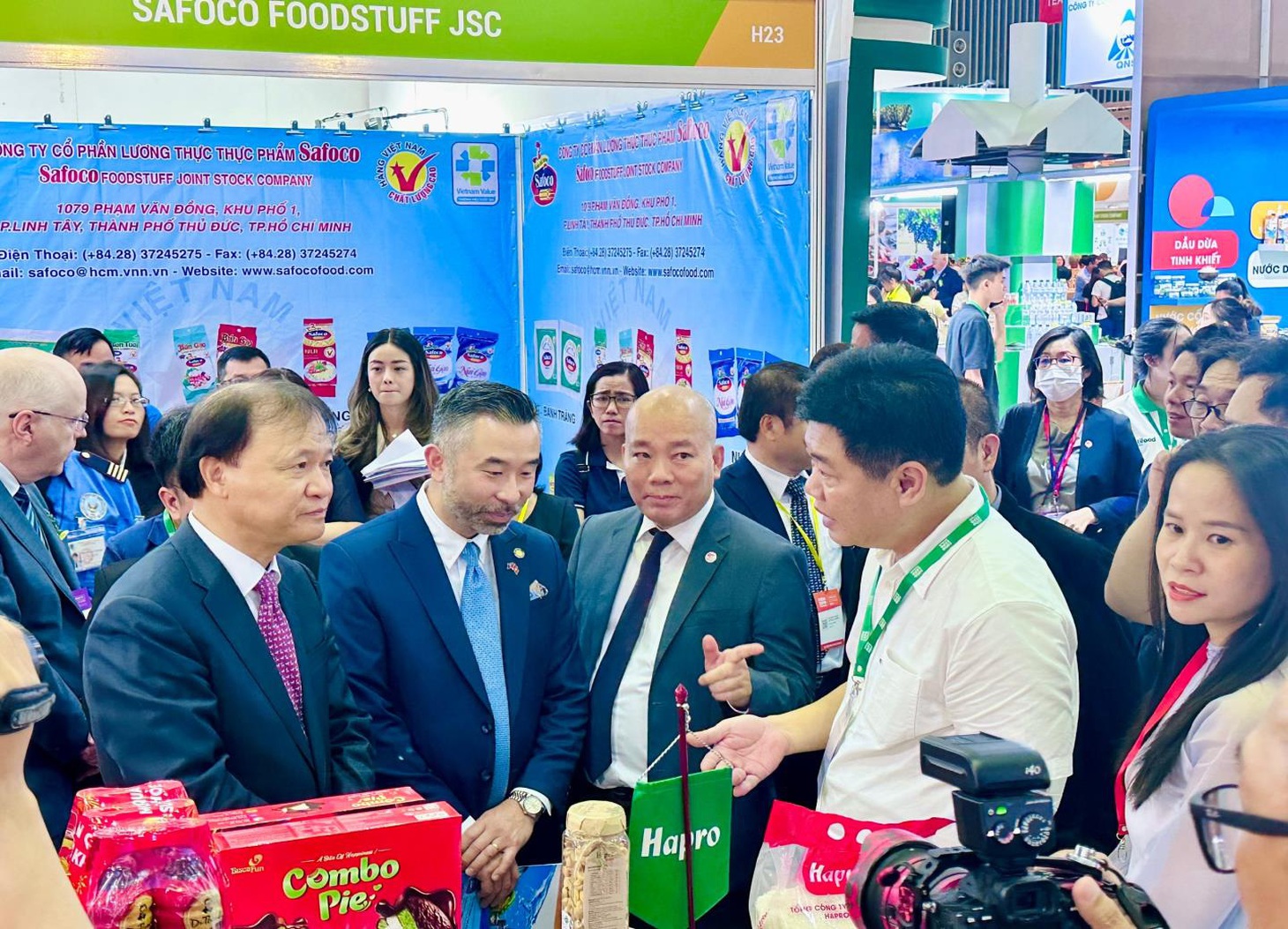 Các đại biểu nghe giới thiệu thông tin về sản phẩm tại gian hàng