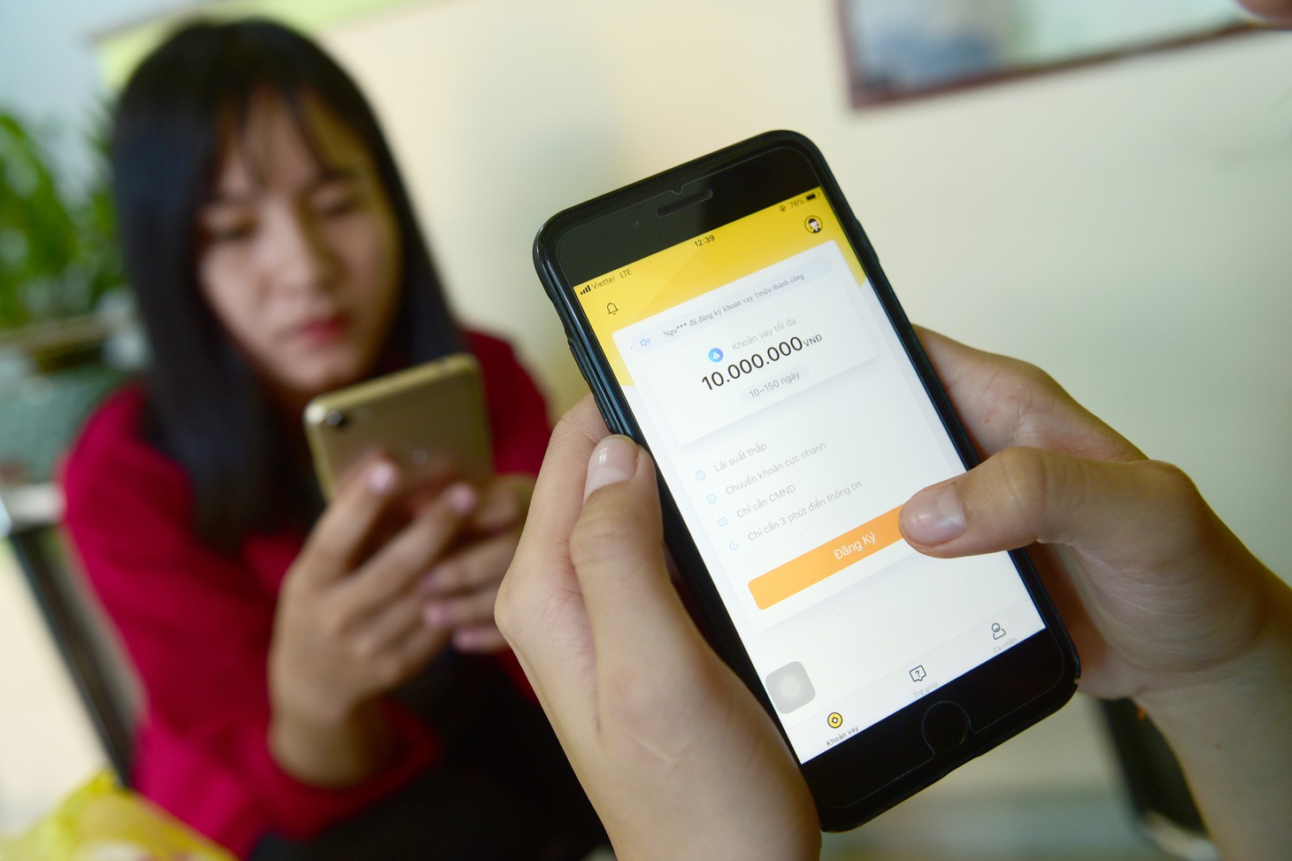 Lãi suất các khoản vay qua app, vay tín dụng đen rất cao, chu kỳ quay vòng vốn ngắn, do đó người vay sẽ khó thoát khỏi vòng xoay vay app sau trả nợ app trước - Ảnh: QUANG ĐỊNH