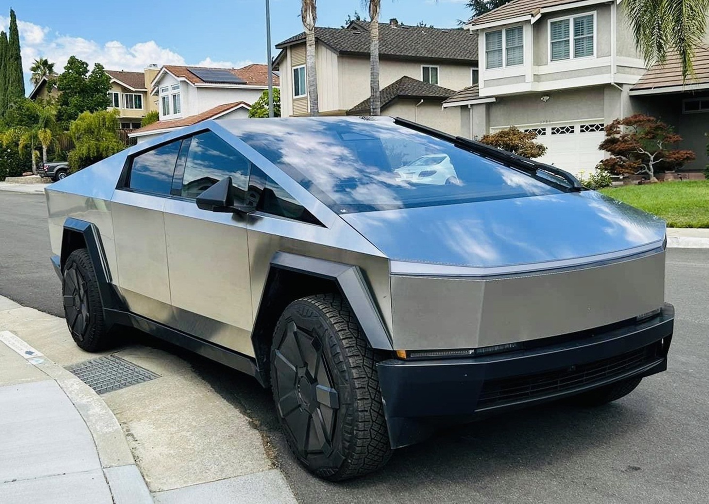 Tesla Cybertruck vẫn đang tiếp tục được thử nghiệm luôn trở thành tâm điểm chú ý. Chiếc xe nhận được cả lời khen lẫn chế giễu - Ảnh: Teslarati