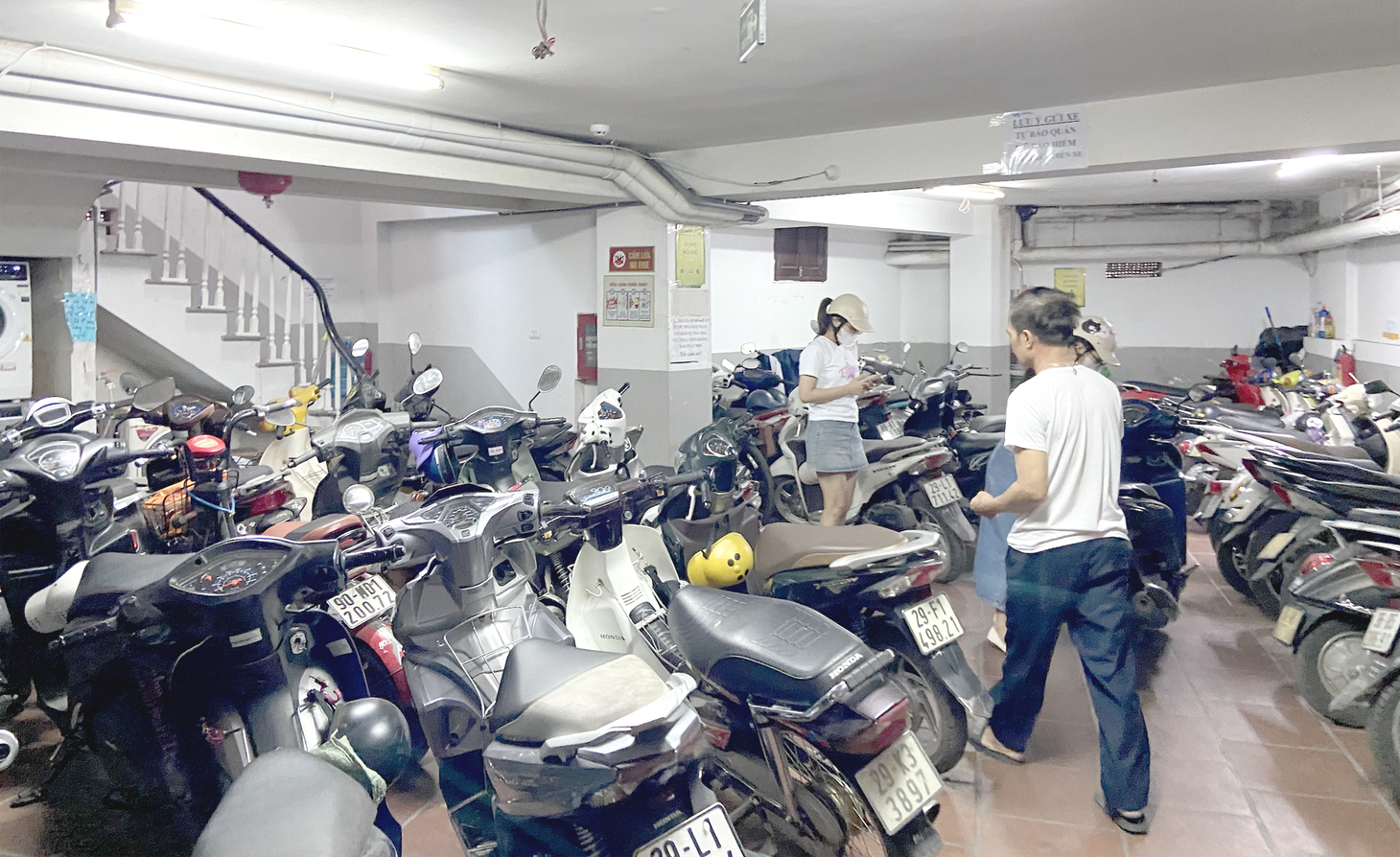 Nơi để xe chung cư mini thường rất hẹp, mọi lối ra vào đều được tận dụng - Ảnh: QUANG THẾ