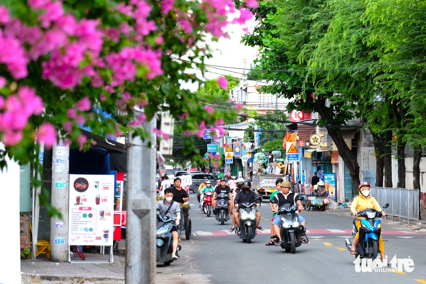 Theo ghi nhận của Tuổi Trẻ Online, tuyến đường Nguyễn Khoái hiện đang cho xe cộ lưu thông 2 chiều với lượng xe đi lại khá đông vào giờ cao điểm. Trong quý 4-2023, TP.HCM trình HĐND TP.HCM thông qua điều chỉnh chủ trương đầu tư dự án cầu đường Nguyễn Khoái, dự kiến thực hiện đầu tư năm 2024 - Ảnh: PHƯƠNG NHI
