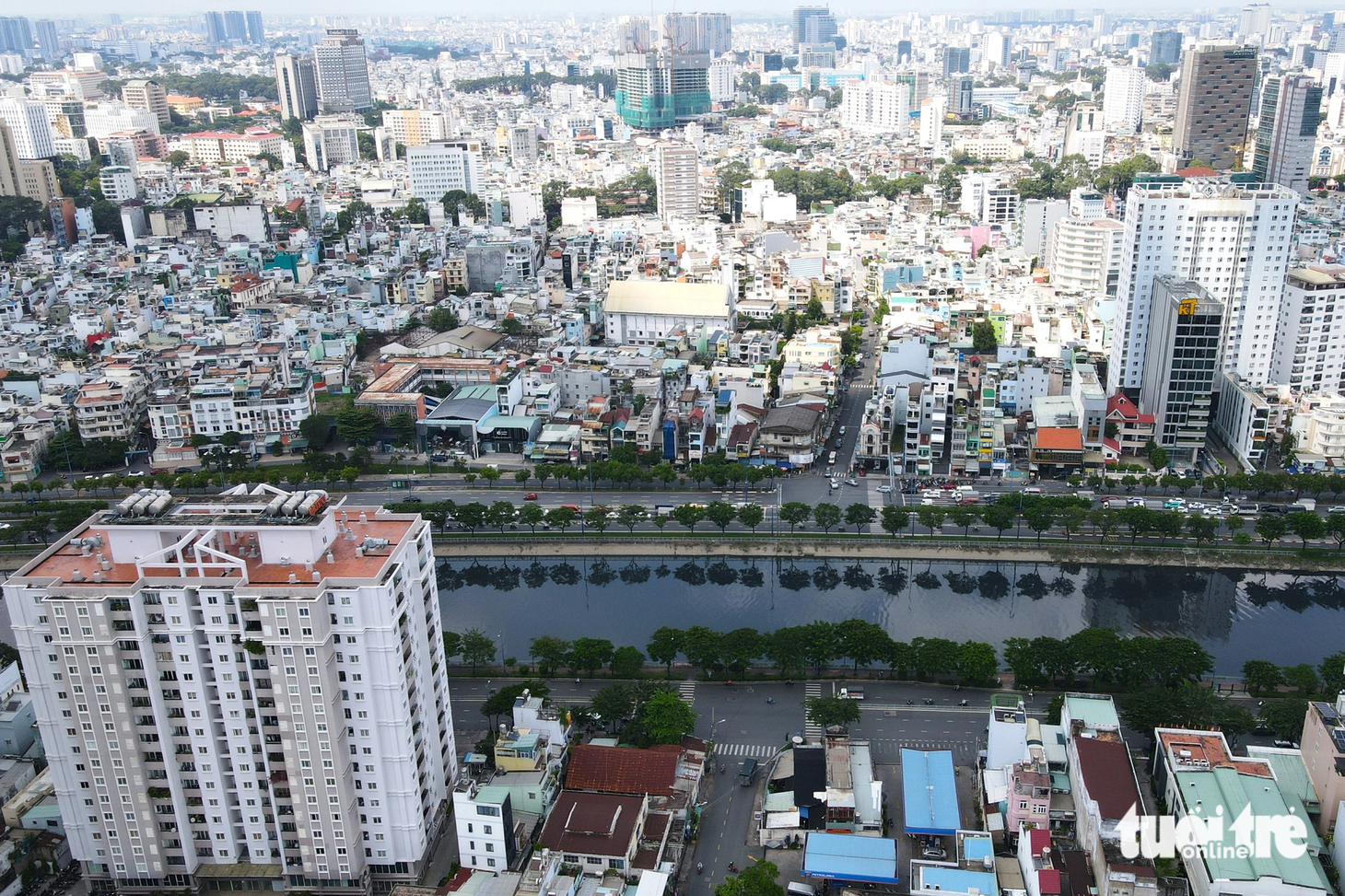 Điểm đầu đường Nguyễn Khoái giao với Bến Vân Đồn (quận 4). Song song với đường Nguyễn Khoái ở bên kia bờ rạch Bến Nghé là đường Trần Đình Xu (quận 1). Quý 4-2024, TP.HCM tổ chức lựa chọn nhà thầu thi công và khởi công xây dựng công trình, bao gồm các hạng mục cầu và đường dẫn phía quận 1 - Ảnh: PHƯƠNG NHI