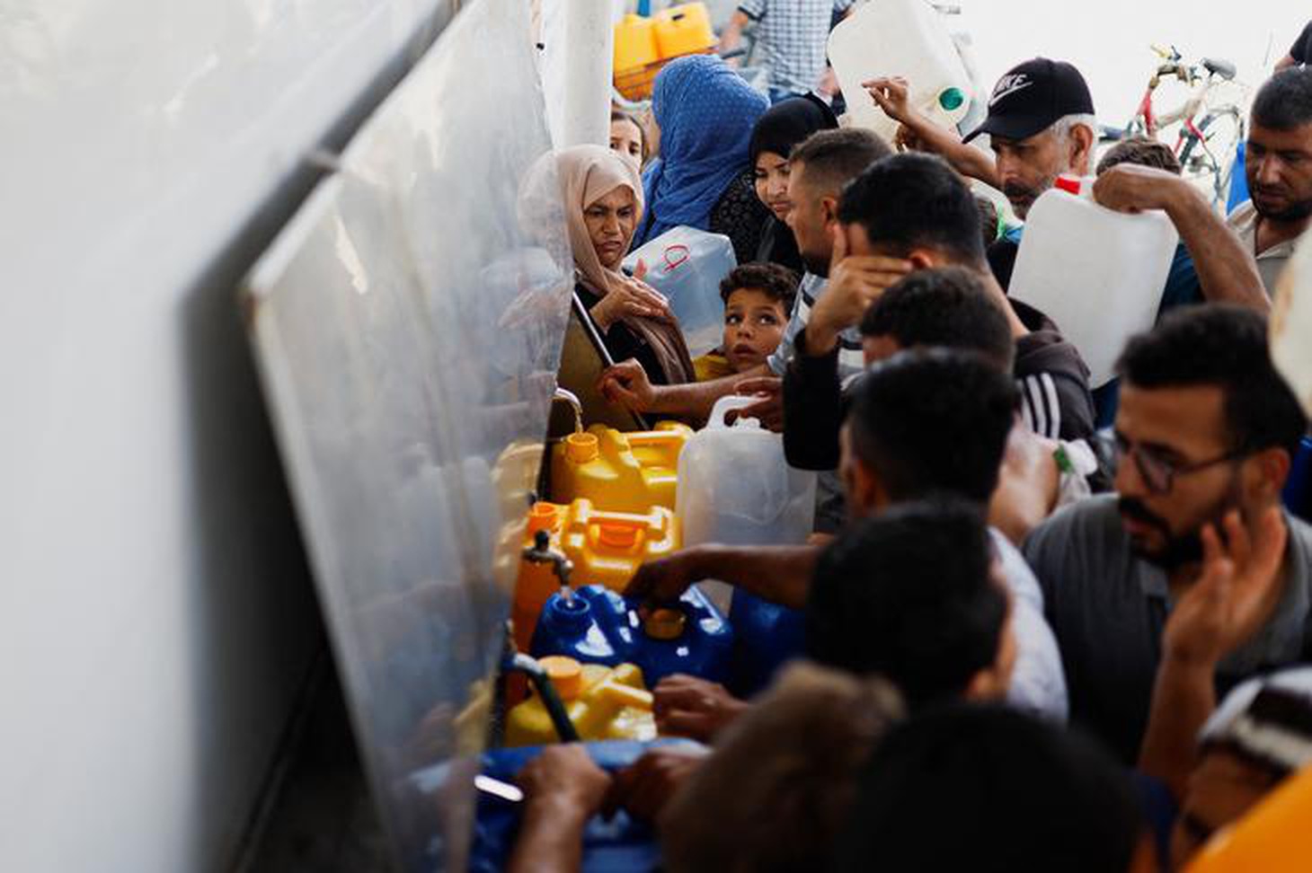 Người dân Palestine tập trung lấy nước tại thành phố Khan Younis ở Dải Gaza trong bức ảnh chụp ngày 2-11. Tổng thư ký Liên Hiệp Quốc Antonio Guterres nhiều lần nhấn mạnh về mức độ nghiêm trọng của tình hình nhân đạo ở Gaza, cảnh báo nơi này đang trở thành "nghĩa địa cho trẻ em" - Ảnh: REUTERS