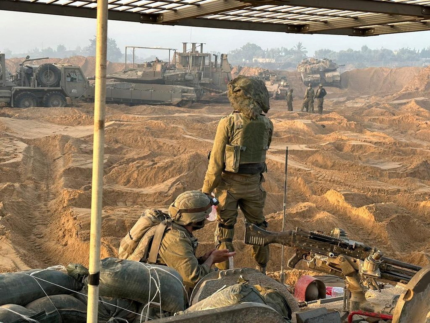 Ngày 5-11, người phát ngôn Lực lượng Phòng vệ Israel (IDF) nói rằng quân đội nước này "đã bao vây thành phố Gaza (phía bắc Dải Gaza)" và đã chia đôi Dải Gaza thành "Nam Gaza và Bắc Gaza". Ngày 6-11, Thủ tướng Benjamin Netanyahu tuyên bố Israel sẽ "chịu trách nhiệm an ninh tổng thể ở Gaza trong một thời gian không xác định" sau khi xung đột kết thúc - Ảnh: REUTERS