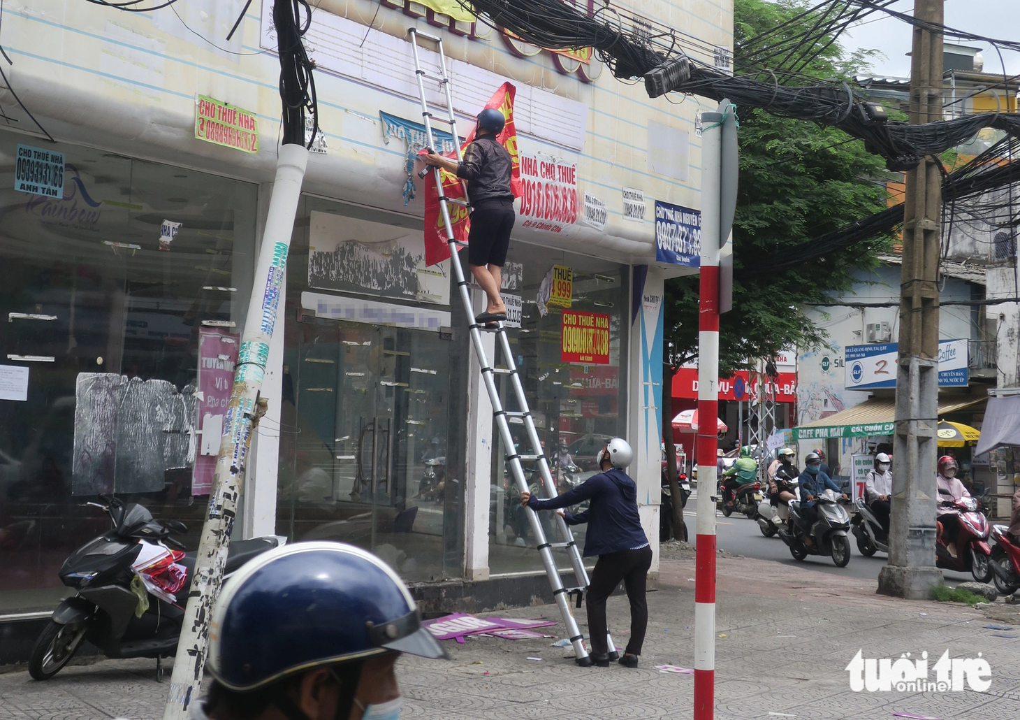 Treo bảng quảng cáo số điện thoại cho thuê lên căn nhà không phải mình sở hữu tại phường 14, quận Bình Thạnh. Các bảng trên nay đã bị cơ quan chức năng tháo xuống