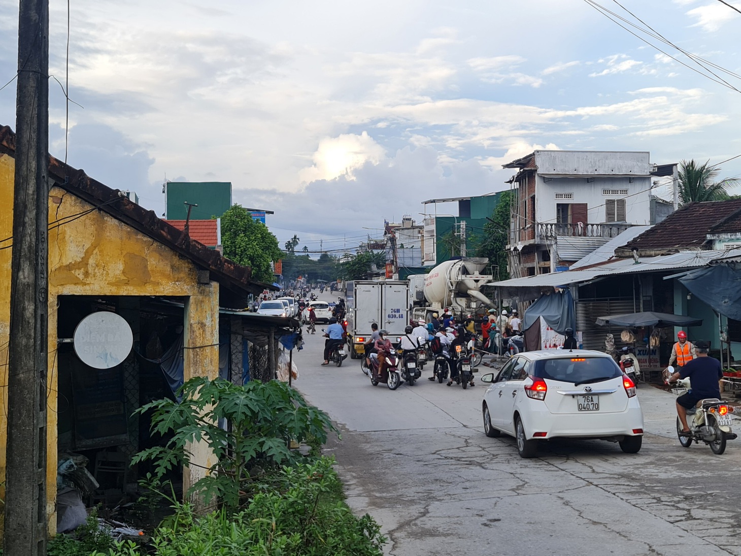 Tuyến đường rộng lớn bị điều chỉnh giữ nguyên hiện trạng vì thủ tục nhiêu khê để giải tỏa nhà xuống ban&nbsp;
