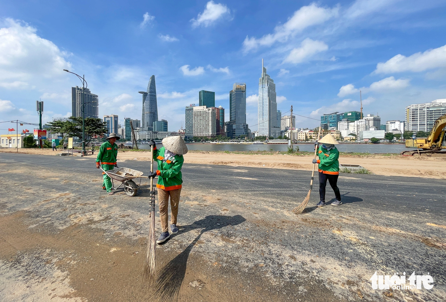 Sau khi phát quang, dọn dẹp, bờ sông Sài Gòn phía Thủ Thiêm đã thoáng đãng, tầm nhìn rộng hơn. Thời gian tới khi đường sá, công viên... được xây dựng sẽ tạo một điểm đến mới cho người dân TP. Những "view" đáng đồng tiền bát gạo này sẽ giúp cho TP phát triển, thu hút nhiều du khách đến thưởng ngoạn, vui chơi.