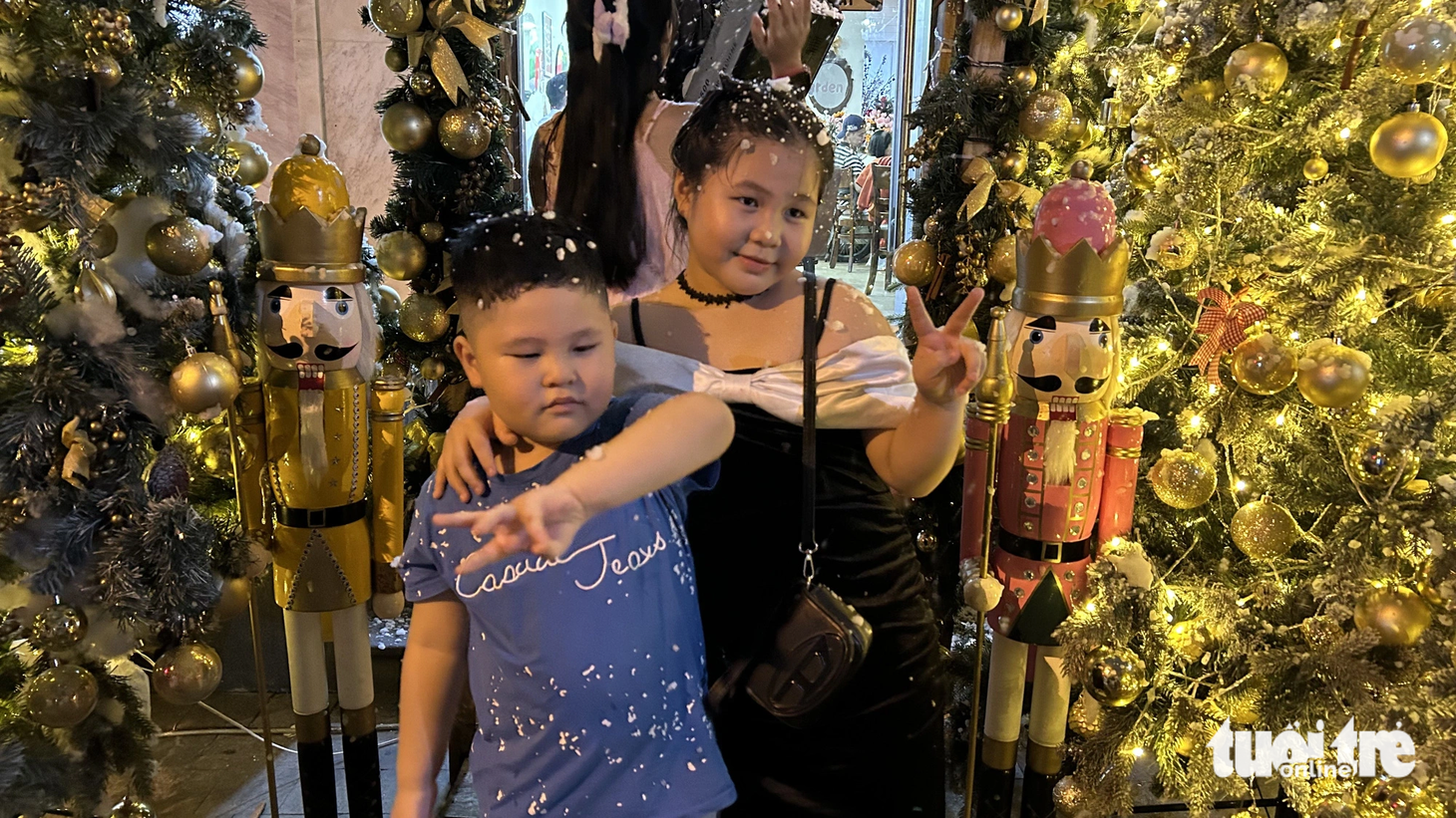 Hai bạn nhỏ thích thú trải nghiệm