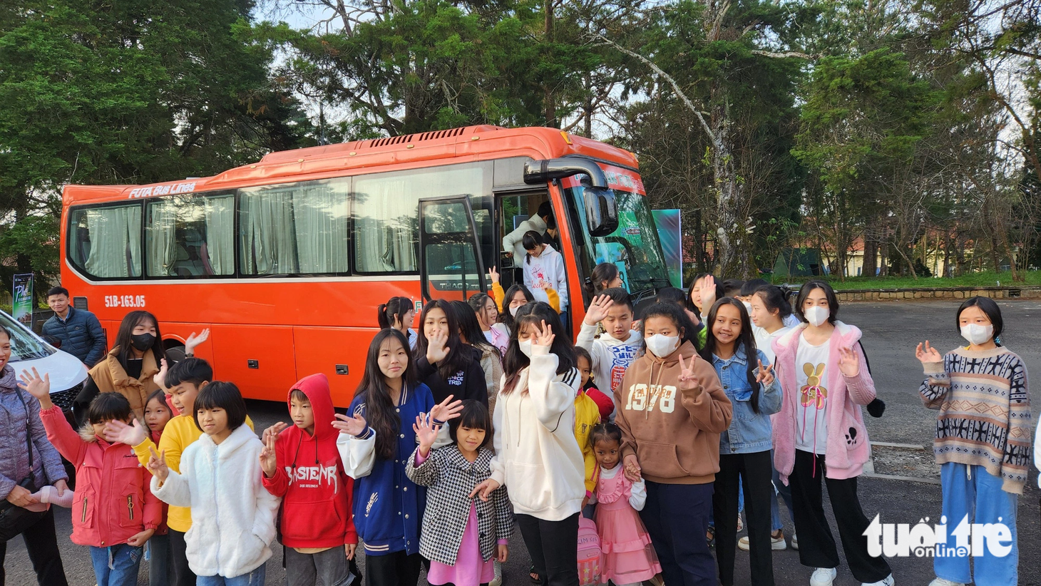 Các chuyến xe của Hãng xe Phương Trang đã đưa các em nhỏ đến với chương trình rất sớm