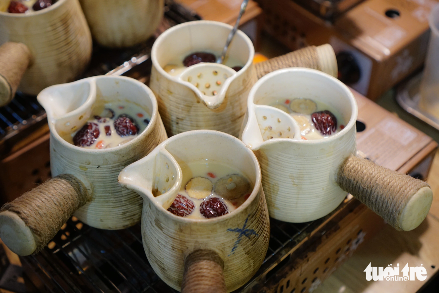 Điểm thu hút của món đồ uống này ở chỗ trà được đun nóng trực tiếp trong niêu đất và dùng nóng