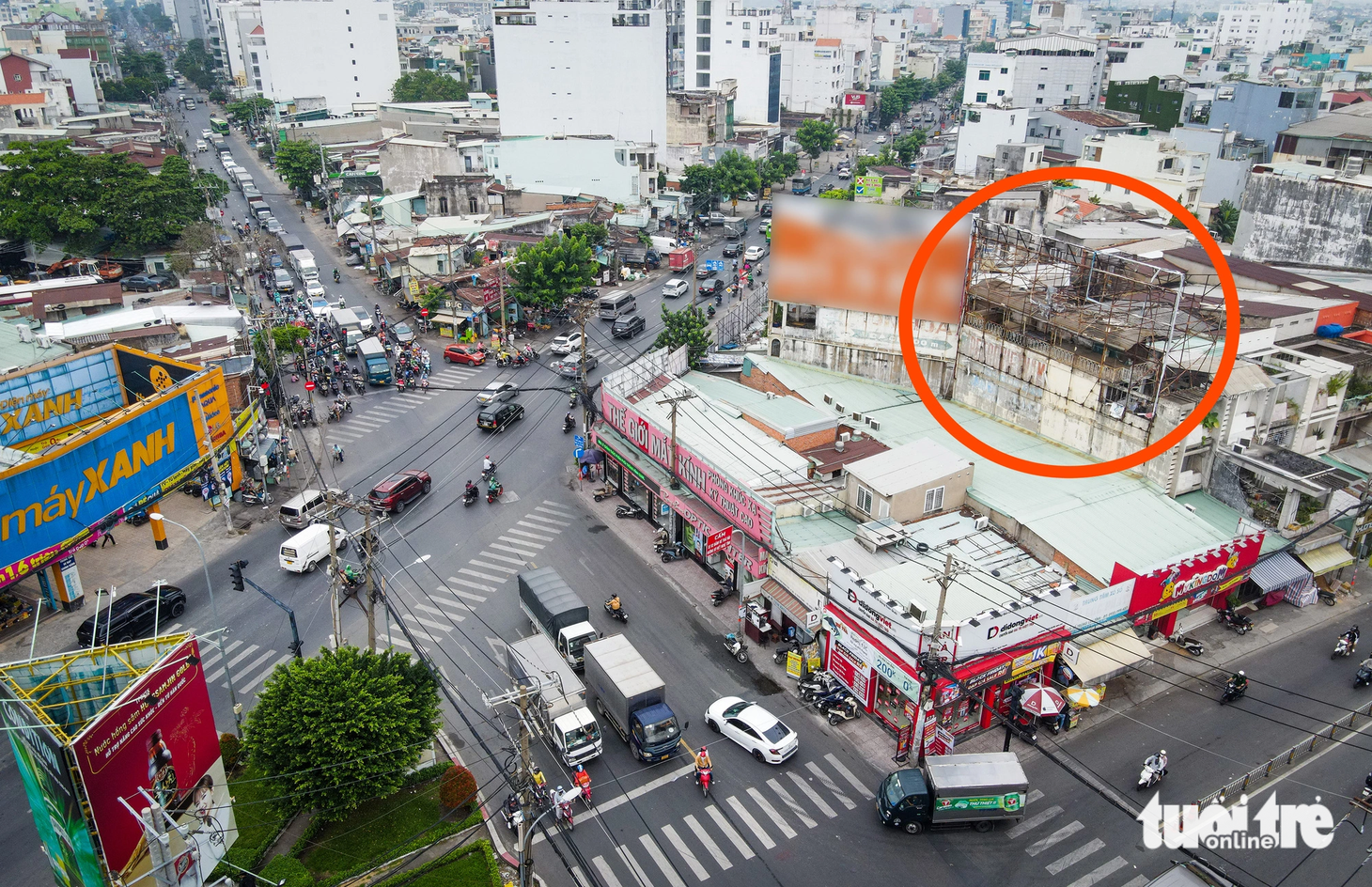 Bảng quảng cáo trơ khung tại ngã năm Đài Liệt sĩ (Xô Viết Nghệ Tĩnh - Nguyễn Xí - quốc lộ 13), nơi đây mỗi ngày có hàng ngàn lượt xe qua lại - Ảnh: LÊ PHAN